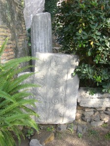 CASALOTTI -Interno Castello della Porcareccia-Reperti Archeologici- Base di tavola romana, in pietra, con bassorilievi.