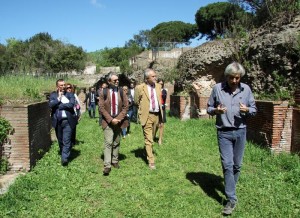 Renato Sebastiani (D) direttore del Parco Archeologico, il sindaco di Fiumicino Esterino Montino (C) e l'architetto Marco Tamaro della Fondazione Benetton al parco archeologico dei Porti Imperiali di Claudio e Traiano a Fiumicino, 14 aprile 2016. ANSA/Telenews