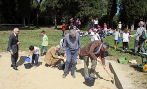 Renato Sebastiani (D) direttore del Parco Archeologico e l'architetto Marco Tamaro della Fondazione Benetton al parco archeologico dei Porti Imperiali di Claudio e Traiano a Fiumicino, 14 aprile 2016. ANSA/Telenews