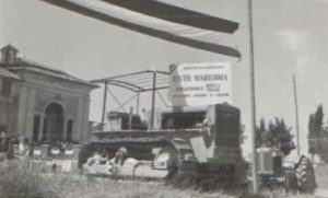 1)Assegnazione dei poderi a Castel di Guido. Su un cartello appoggiato alla macchina agricola si legge: "Ente Maremma. Azienda di riforma di Muratella" •data20.07.1952 • stampa fotografica-b/n 