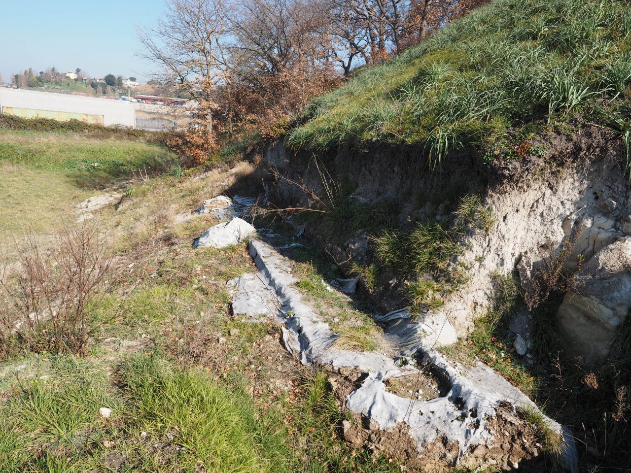Malagrotta- Roma Municipio XI- Foto 16 febbraio 2017-Scavi Archeologici abbandonati a ridosso della discarica più grande d’Europa.