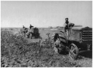 Maccarese -Operazione Aratura con trattori del terreno bonifica 1930-