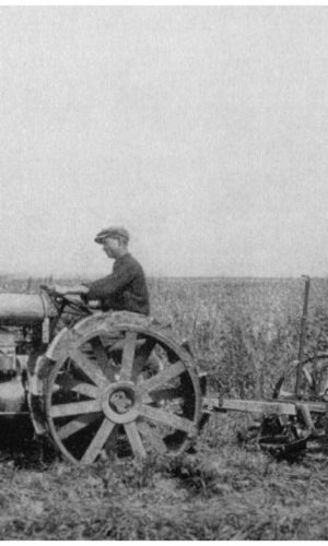 Maccarese -Operazione Falciatura con trattori del terreno bonifica 1930-