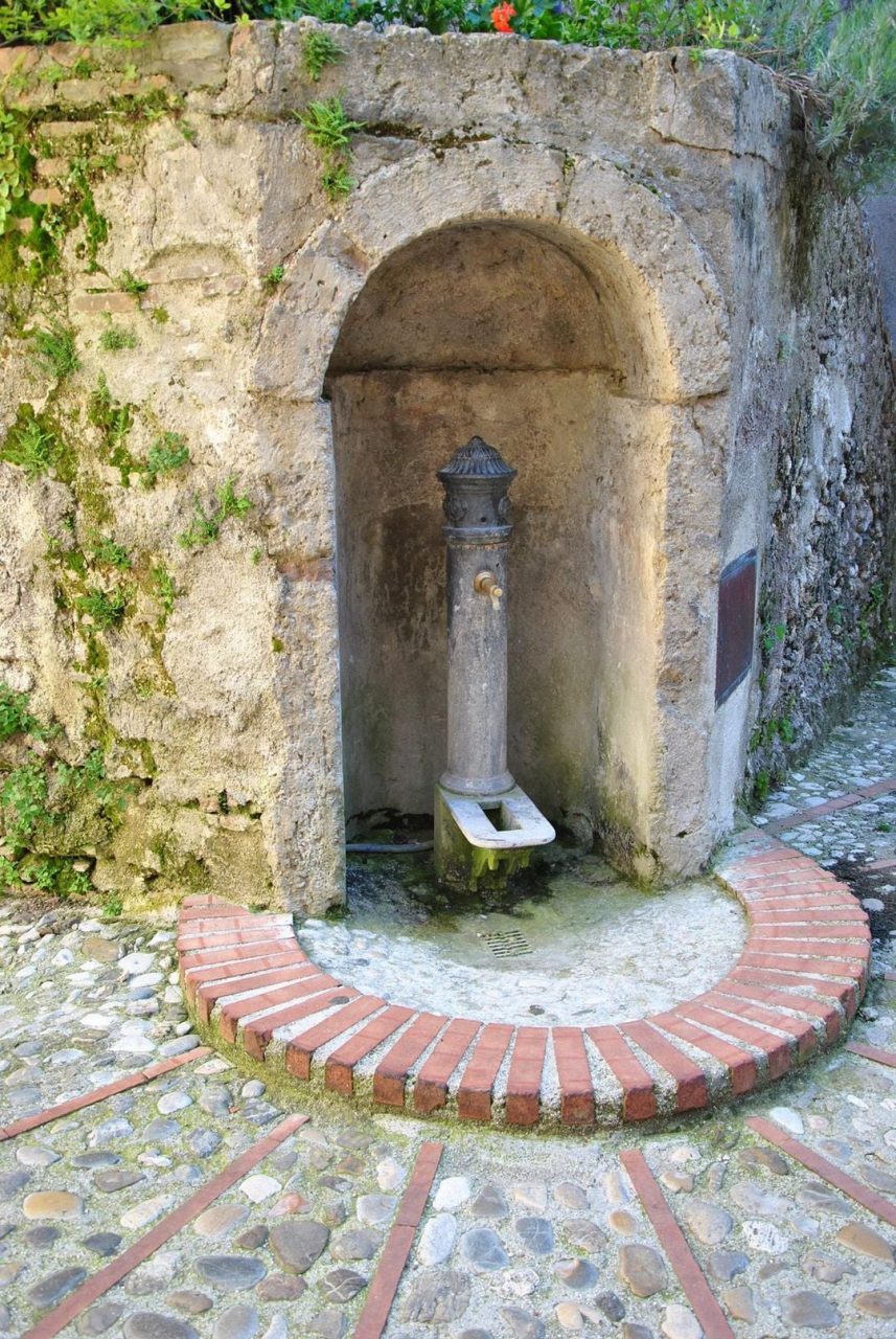 Castelnuovo di Farfa (Rieti) La Piazzetta-La fontanella
