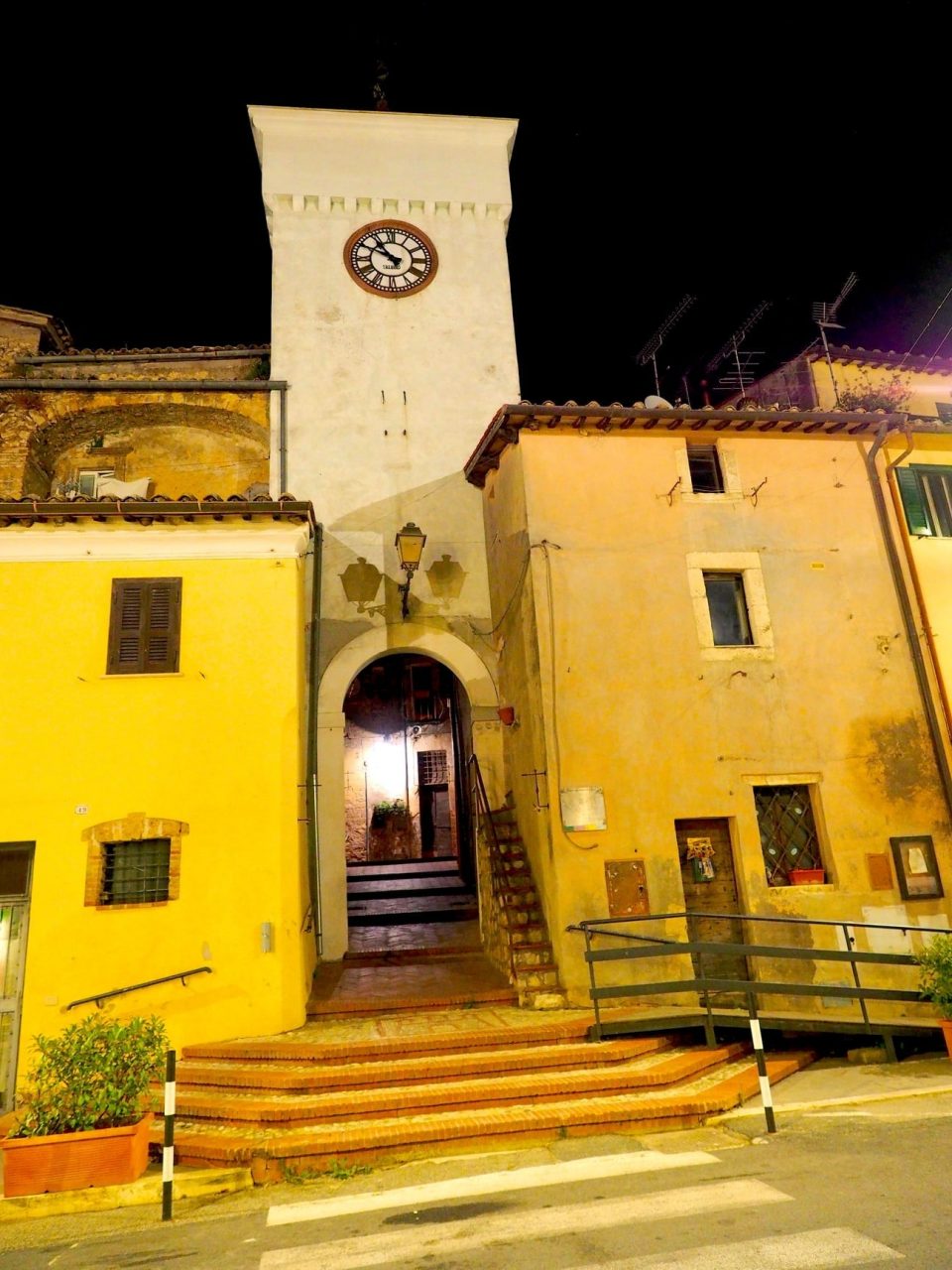 Castelnuovo di Farfa-Porta Castello