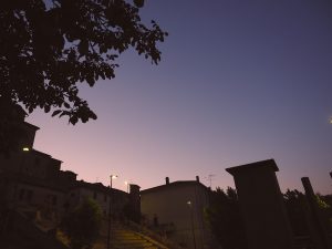 Castelnuovo di Farfa la notte e i Bar di via Roma.