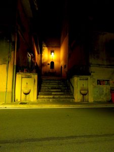 Castelnuovo di Farfa la notte e i Bar di via Roma.