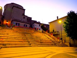 Castelnuovo di Farfa la notte e i Bar di via Roma.