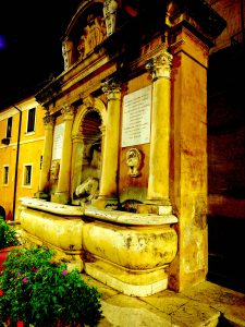 Castelnuovo di Farfa la notte e i Bar di via Roma.