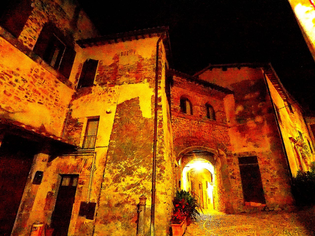 Castelnuovo di Farfa (Rieti) - Via Guglielmo Marconi-Via Arco Cherubini-Foto di Franco Leggeri