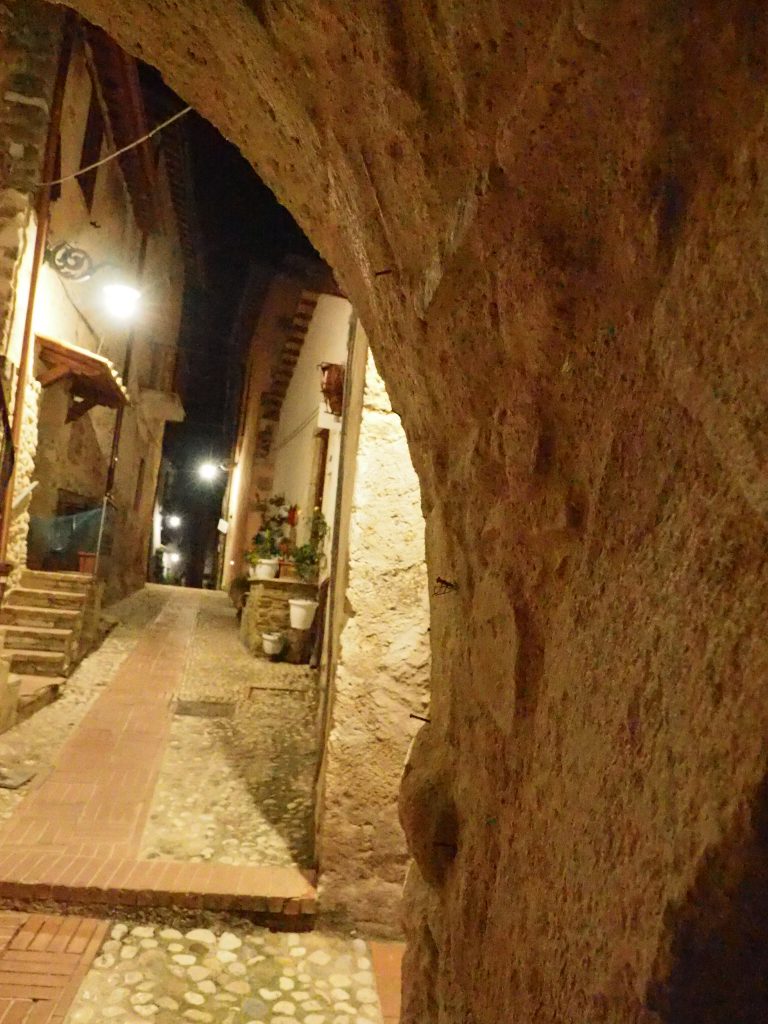 Castelnuovo di Farfa (Rieti) - Via Coronari