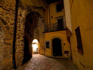 Castelnuovo di Farfa la notte e i Bar di via Roma.