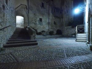 Castelnuovo di Farfa la notte e i Bar di via Roma.