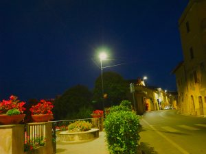 Castelnuovo di Farfa la notte e i Bar di via Roma.