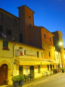 Castelnuovo di Farfa la notte e i Bar di via Roma.