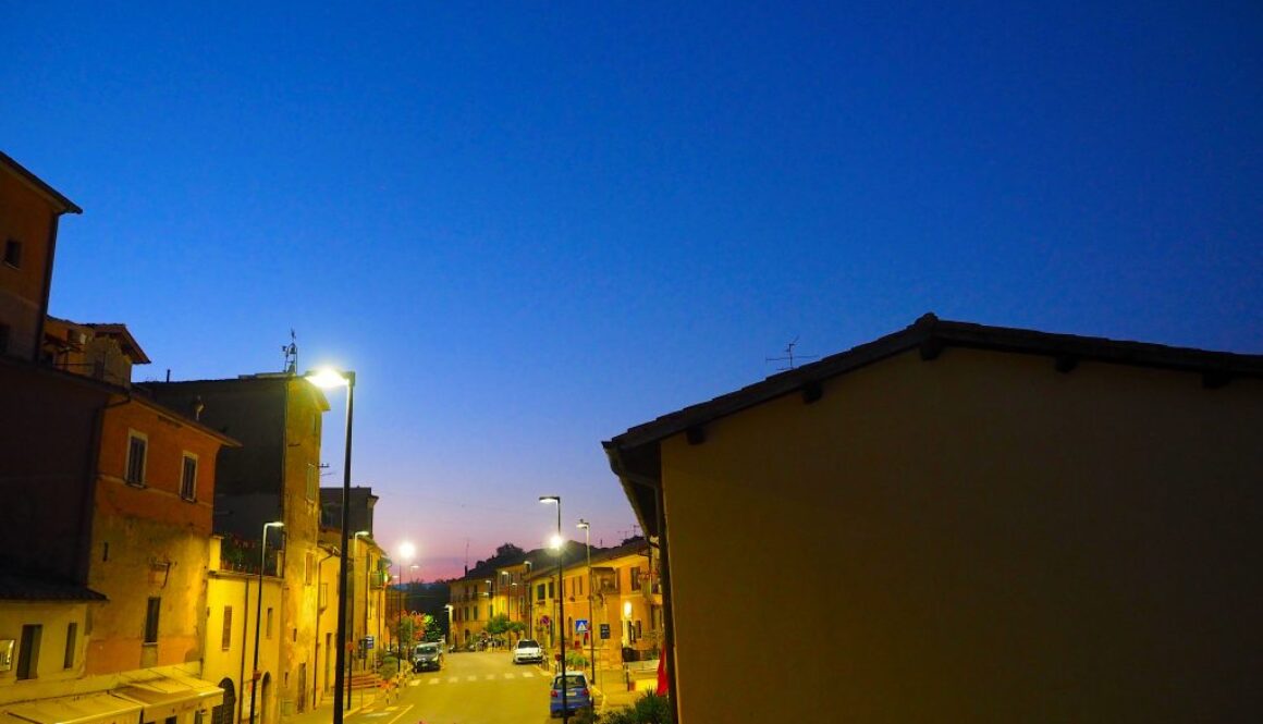 Castelnuovo di Farfa la notte e i Bar di via Roma.