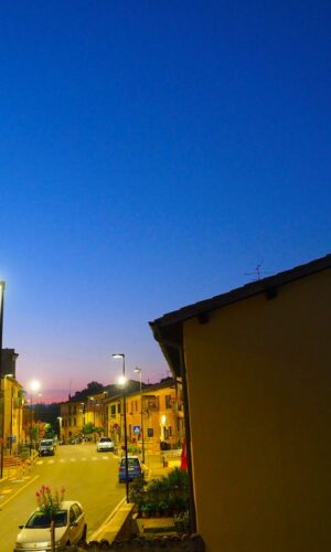 Castelnuovo di Farfa la notte e i Bar di via Roma.