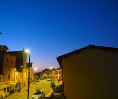 Castelnuovo di Farfa la notte e i Bar di via Roma.