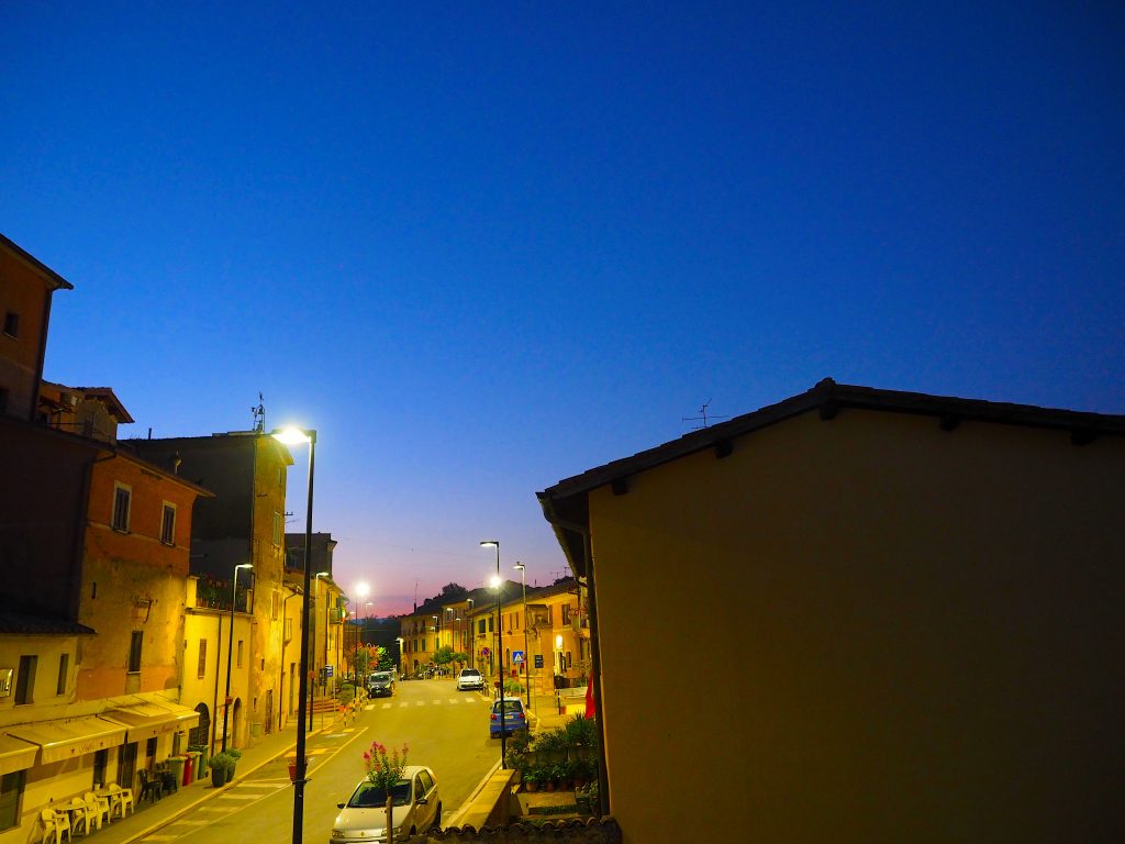 Castelnuovo di Farfa la notte e i Bar di via Roma.