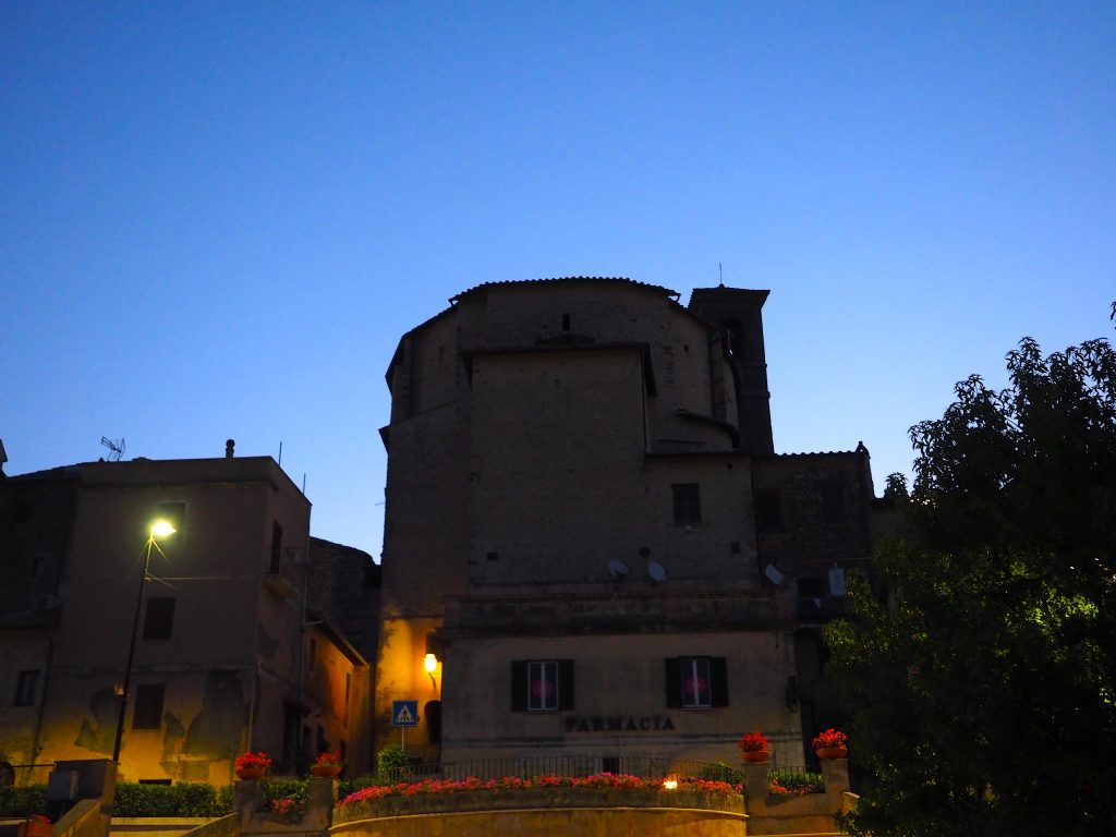 Castelnuovo di Farfa (Rieti) -La Piazza Comunale-Foto di Franco Leggeri
