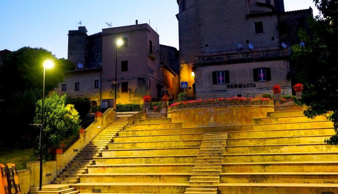Castelnuovo di Farfa (Rieti) -La Piazza Comunale-Foto di Franco Leggeri