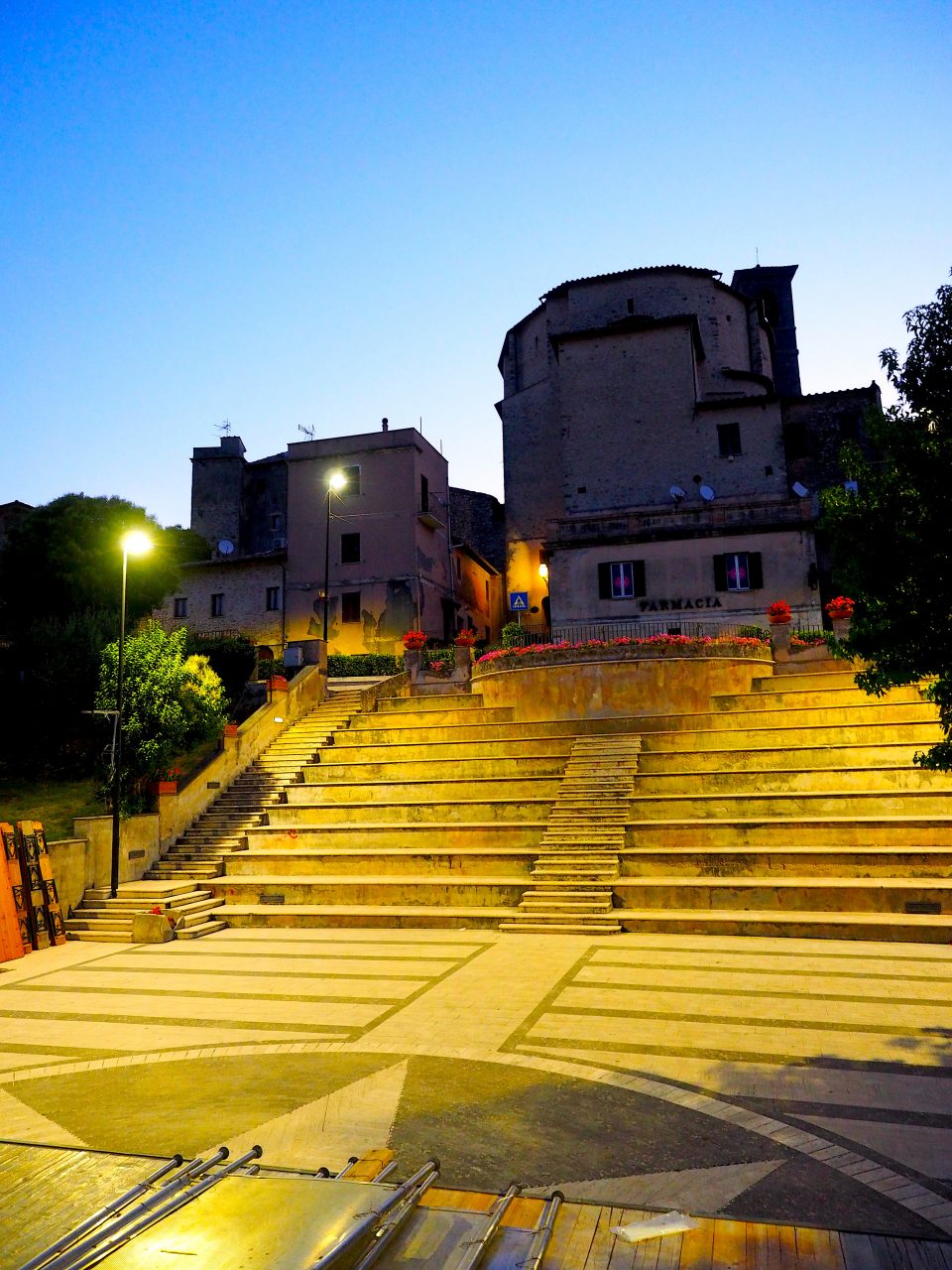 Castelnuovo di Farfa (Rieti) -La Piazza Comunale-Foto di Franco Leggeri