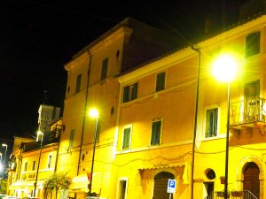 Castelnuovo di Farfa la notte e i Bar di via Roma.