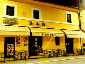 Castelnuovo di Farfa la notte e i Bar di via Roma.