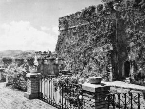 ORVINIO (Rieti)- Il Castello-Interno del parco -dettaglio del terrazzo ed ingresso ad una delle Torri. - foto del 1935