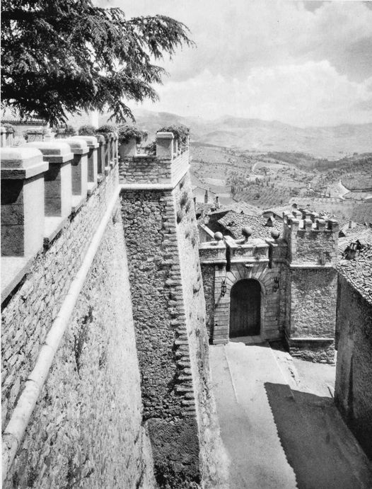 ORVINIO (Rieti)- Il Castello-Ingresso dalla parte di Orvinio - foto del 1935