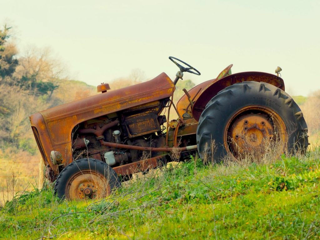il vecchio trattore abbandonato nella campagna