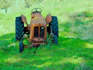 il vecchio trattore abbandonato nella campagna
