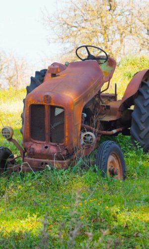 il vecchio trattore abbandonato nella campagna