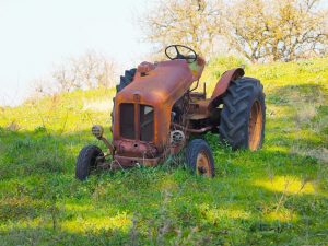 il vecchio trattore abbandonato nella campagna