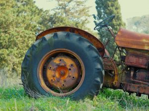 il vecchio trattore abbandonato nella campagna
