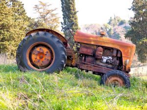 il vecchio trattore abbandonato nella campagna