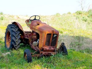 il vecchio trattore abbandonato nella campagna