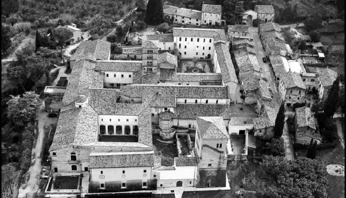 Vista dell’Abbazia di Farfa dall’elicottero foto del Professor Tersilio Leggio