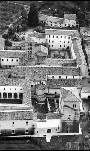 Vista dell’Abbazia di Farfa dall’elicottero foto del Professor Tersilio Leggio