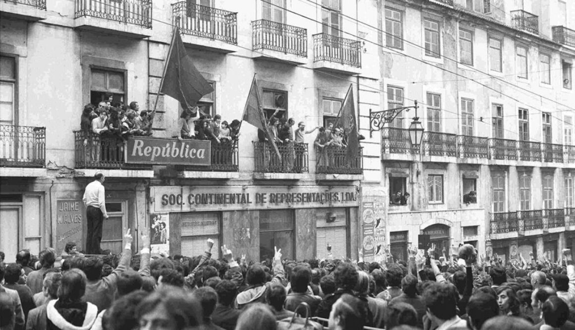 La-caduta-del-regime-viene-celebrata-dal-balcone-del-giornale-República.-Tra-gli-altri-Raúl-Rego-e-Vasco-da-Gama-Fernandes-Lisbona-26-aprile-1974-©-Mário-Varela-Gomes