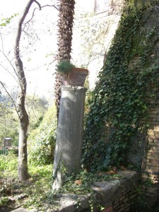 CASALOTTI - Castello della Porcareccia-Reperti Archeologici- Colonna simile a quella che si trova a Castel di Guido.