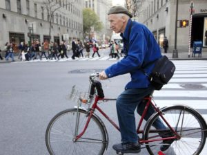 Bill Cunningham, il «padre» della street photography.
