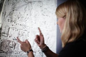  Sarah Parcak Archeologo-studia-una-delle-immagini-satellitari-university-of-alabama-at-birmingham.