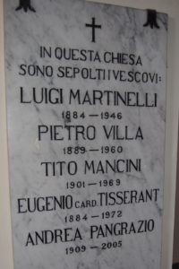 Cattedrale della Diocesi di Porto e Santa Rufina a La Storta la tomba del Cardinale Eugenio Tisserant , Monsignor Luigi Martinelli, Monsignor Pietro Villa e Vescovo Andrea Pangrazio