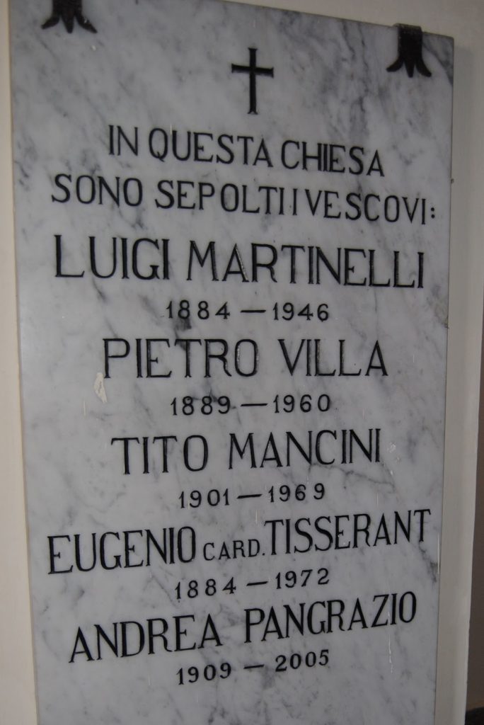 Cattedrale della Diocesi di Porto e Santa Rufina a La Storta la tomba del Cardinale Eugenio Tisserant , Monsignor Luigi Martinelli, Monsignor Pietro Villa e Vescovo Andrea Pangrazio