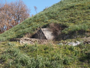 Malagrotta- Roma Municipio XI- Foto 16 febbraio 2017-Scavi Archeologici abbandonati a ridosso della discarica più grande d’Europa.