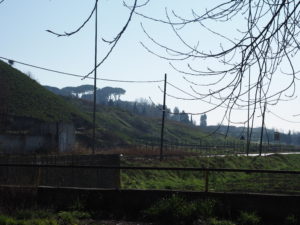 Malagrotta- Roma Municipio XI- Foto 16 febbraio 2017-Scavi Archeologici abbandonati a ridosso della discarica più grande d’Europa.