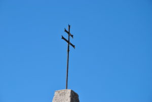 Castel di Guido segni particolari e di riconoscimentoCroce tetto chiesa