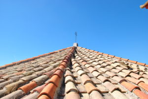 Castel di Guido segni particolari e di riconoscimentoCroce tetto chiesa