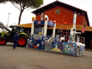 Pro Loco di Testa di Lepre-Contrada Colonnacce carro “ lo sbarco dell’uomo sulla Luna”